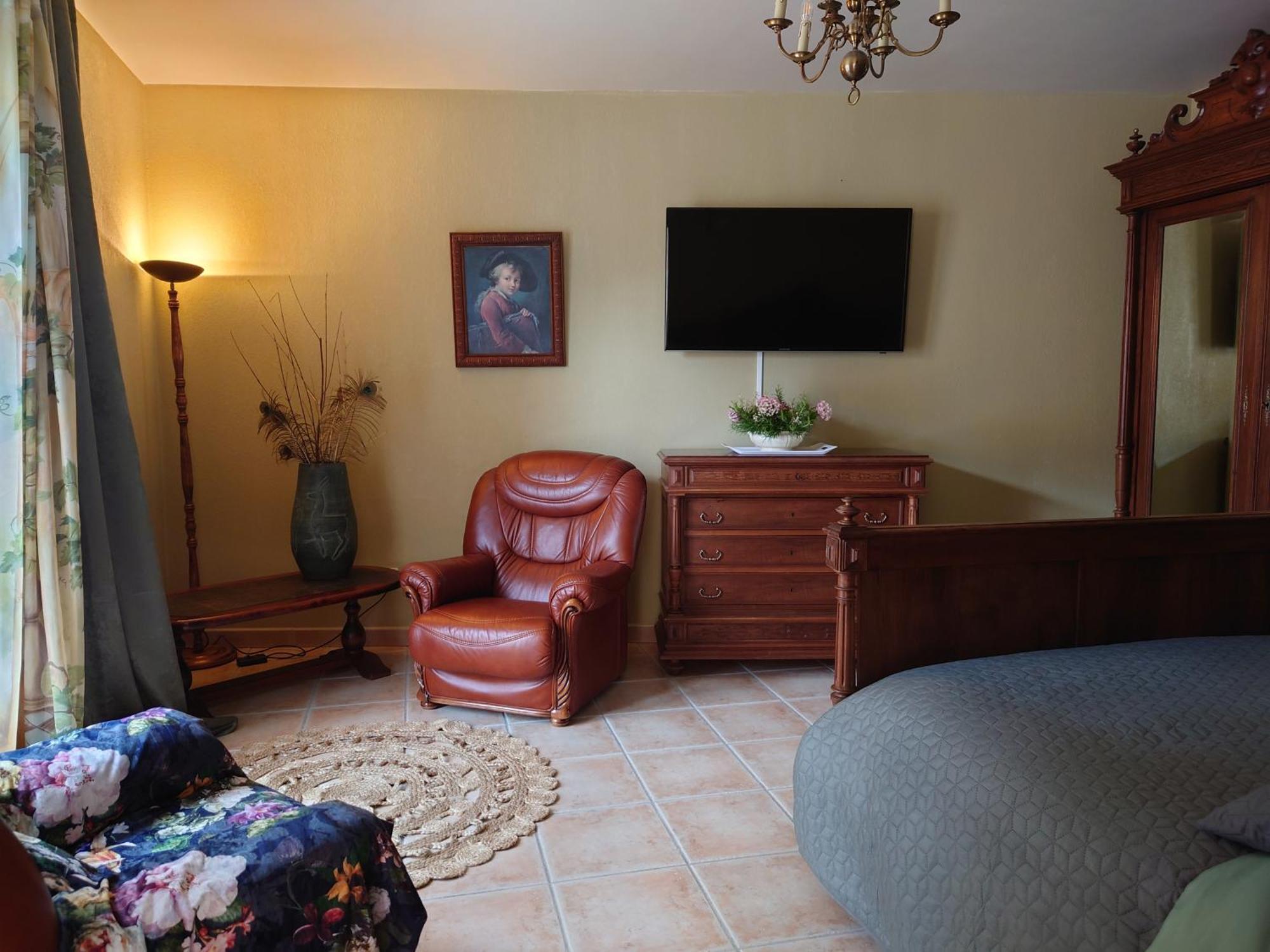 Pensión Relais De Laval 3*