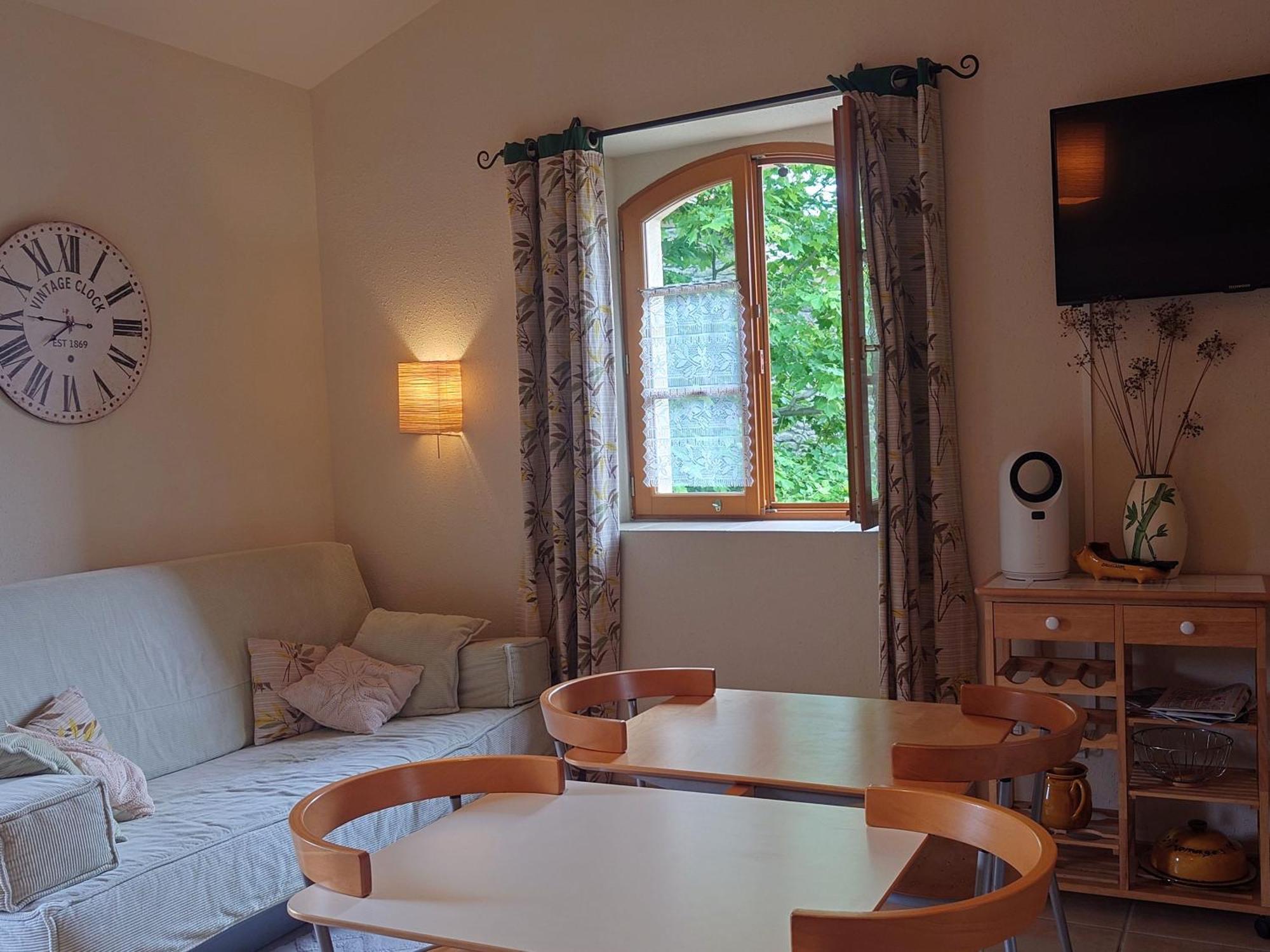 Relais De Laval Pensión 3*